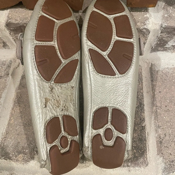 UGG Silver Leather Shearling Lined Loafer/Driving  Shoes Size 6 - Picture 5 of 5